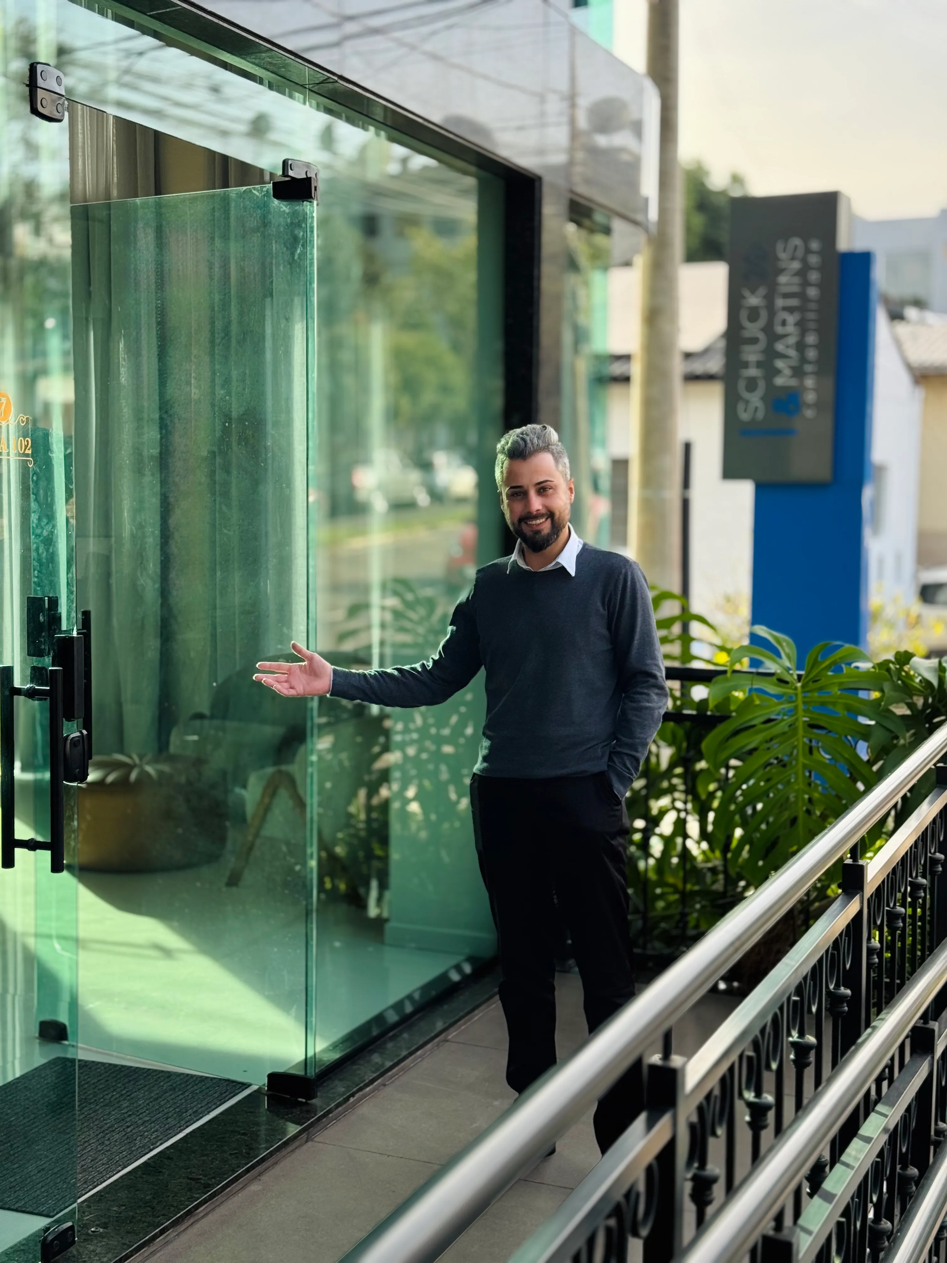 Guilherme Martins recebendo na porta da nova sede da Schuck & Martins em Lajeado/RS