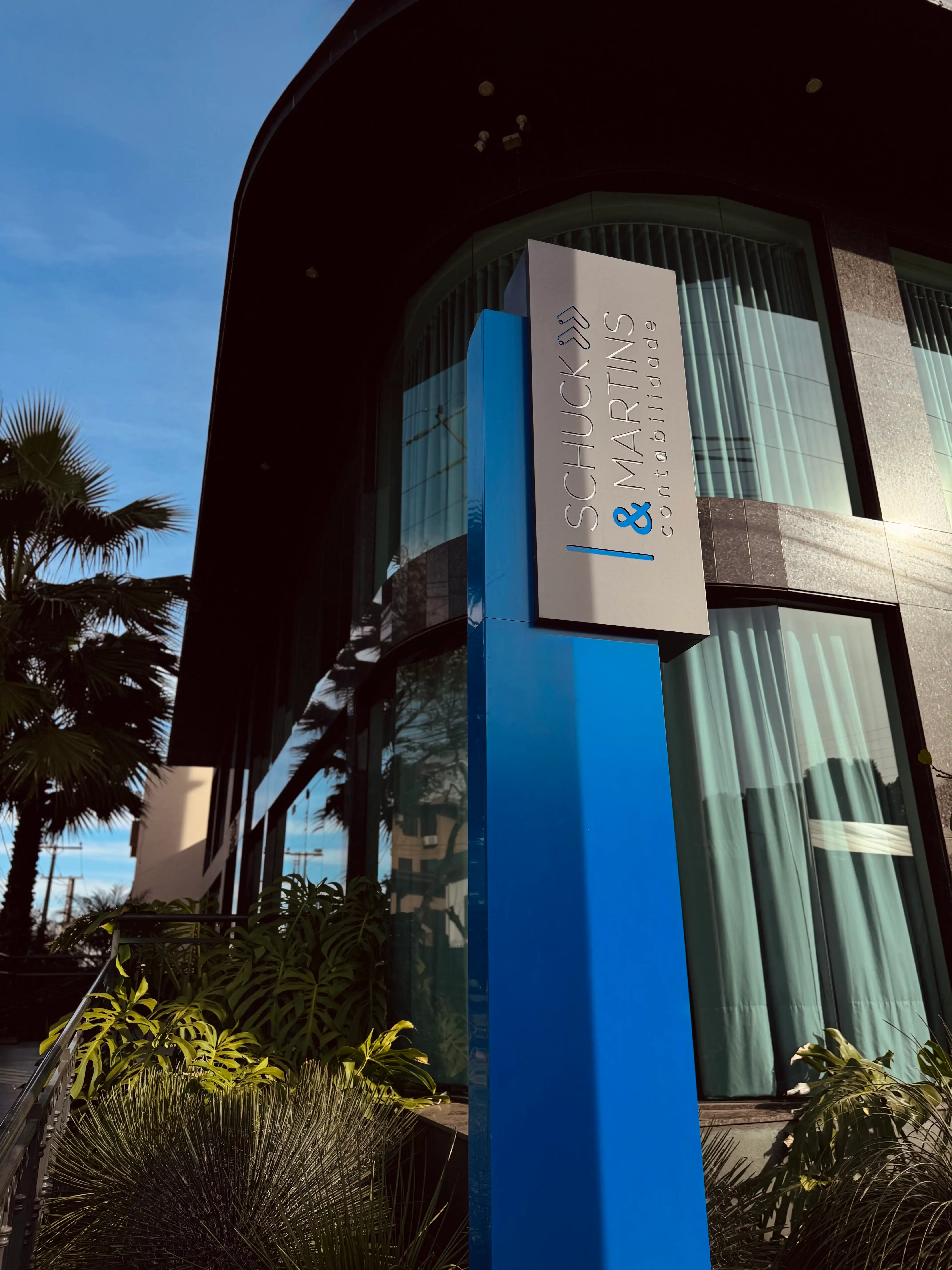 Totem da Schuck & Martins Contabilidade em frente à nova sede em Lajeado/RS
